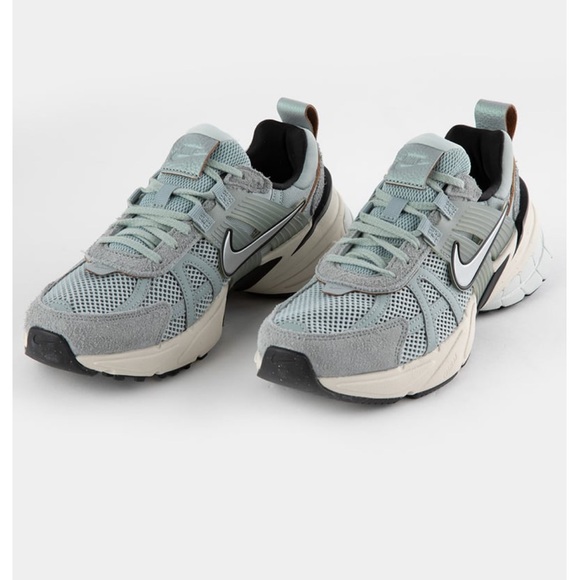 Women’s Nike V2K Run - Picture 1 of 16